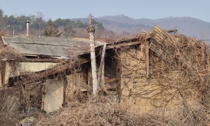 계룡시는 24일 개학기를 맞아 청소년 유해환경 개선 캠페인을 실시했다
