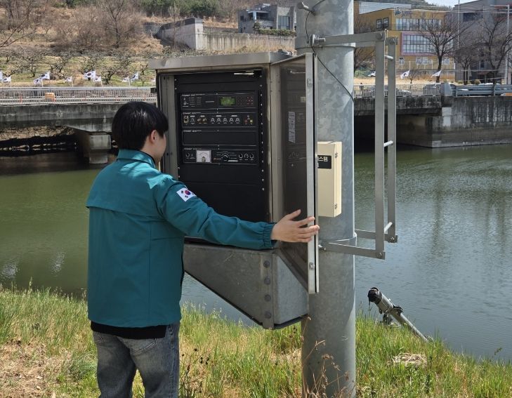 저수지 인근에 위치한 재난 예·경보시설을 점검하고 있다.