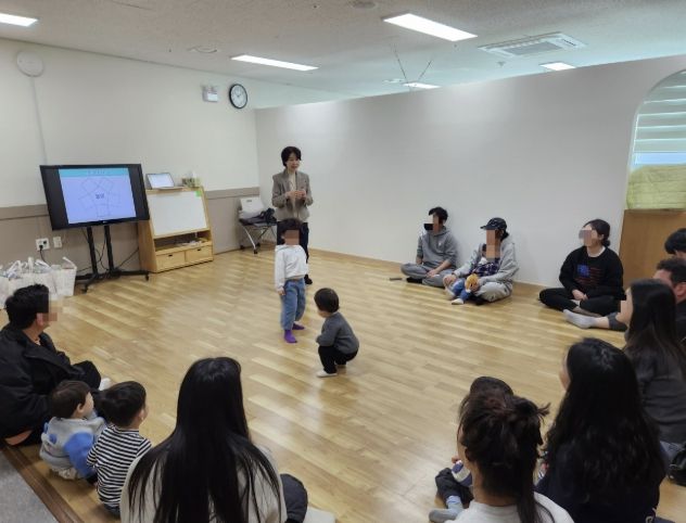 ‘영유아기 부모 교육- 부모와 아이 놀이로 소통하기’1회기가 진행되고 있다.