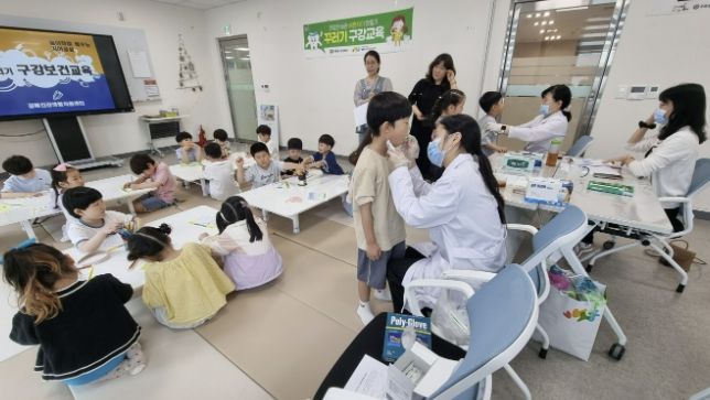 치과의사 구강검진 및 불소도포 진행