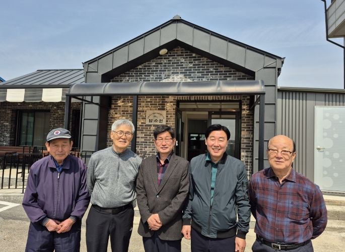 중앙에 이종관 오성면장과 오른쪽에서 2번째 진수성 노인회장 등 지역 어르신들이 담소원 앞에서.