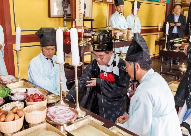 진교훈 서울 강서구청장(가운데)이 24일(화) 양천향교 춘기 석전제에 초헌관으로 참여해 옛 성현들에게 제례를 올리고 있다.