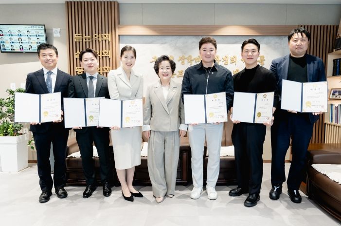 (왼쪽부터) 이은규 세무사, 김형준 세무사, 허은 위원, 전은혜 광진구의회 의장, 김강산 대표위원, 정준영 회계사, 임현찬 세무사