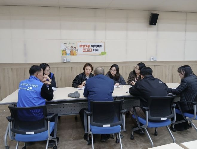 아산시 온양1동에서 지역케어위원 7명이 참석한 가운데 지역케어회의(통합사례회의)가 진행되고 있다.