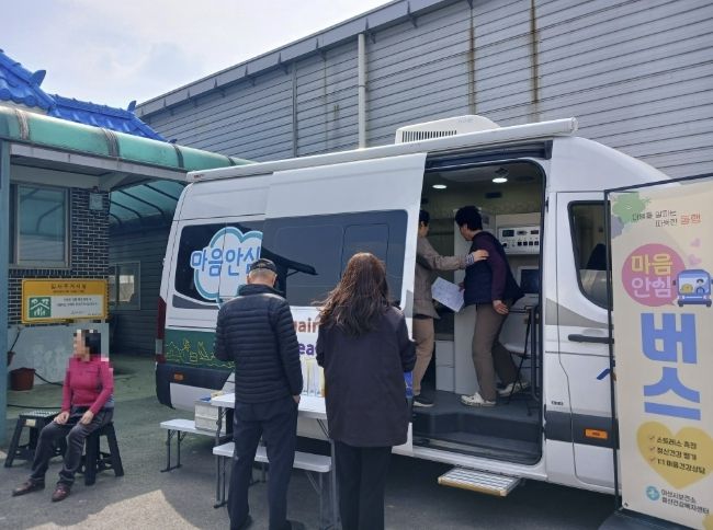 아산시보건소 정신건강복지센터가 보건 상담을 진행하고 있다.