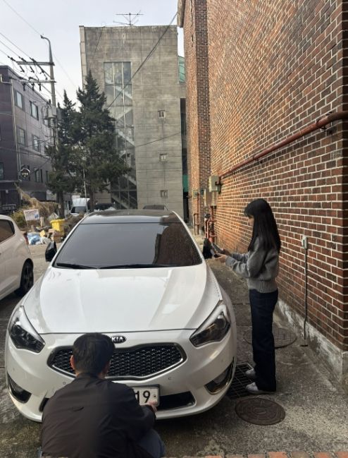 용인특례시 단속반이 24일 체납차량 번호판을 영치하고 있다