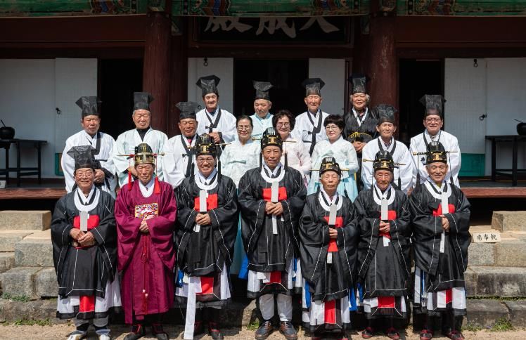 지난 24일, 정산향교 춘기 석전대제 참석자들이 단체 기념촬영을 하고 있다.