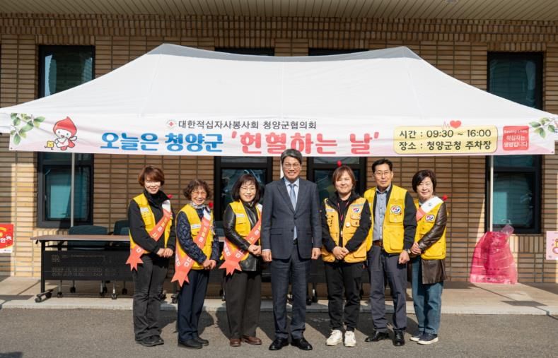 지난 24일, 3월 사랑의 헌혈 행사에서 단체 기념촬영을 하고 있다.