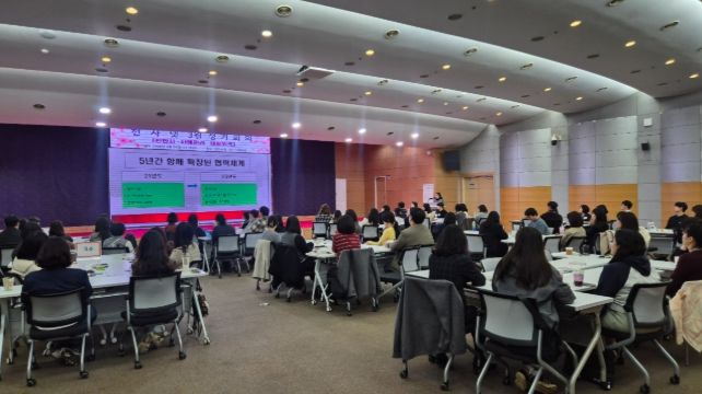 천안시가 25일 시청 대회의실에서 열린 ‘천사넷’ 정기회의에서 참여자 중심의 퍼실리테이션 방식을 통해 기능 중심 조직 개편 방안을 논의하고 있다.