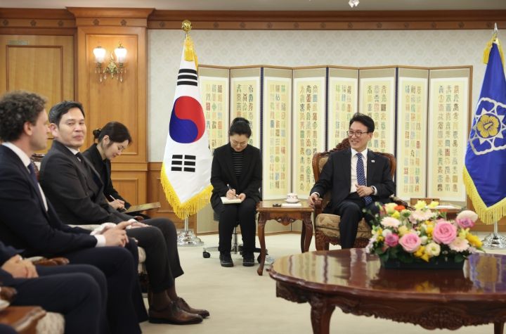 김민석 국무총리가 24일 세종대로 정부서울청사에서 미샤 라스킨 리플렉션 AI 대표·정용진 신세계그룹 회장을 접견, 인사 및 환담을 나누고 있다.