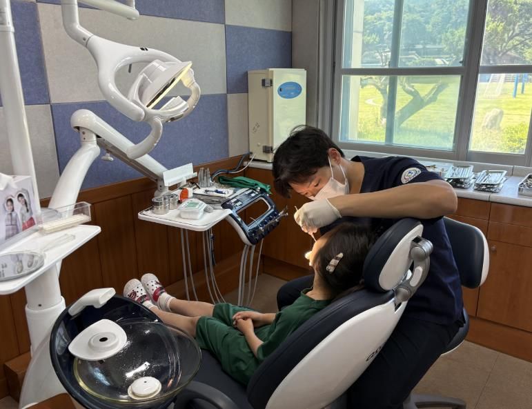 사업 대상 학생이 치과 진료를 받고 있다.