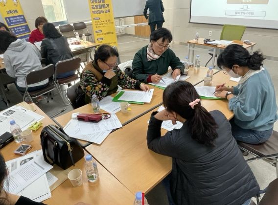 광산구는 지난 4일부터 25일까지 광산구청 3층 중회의실에서 이웃갈등 조정활동가 역량 강화를 진행한 가운데, 참여자들이 실제 갈등 상황을 바탕으로 역할극을 수행하고 있다.