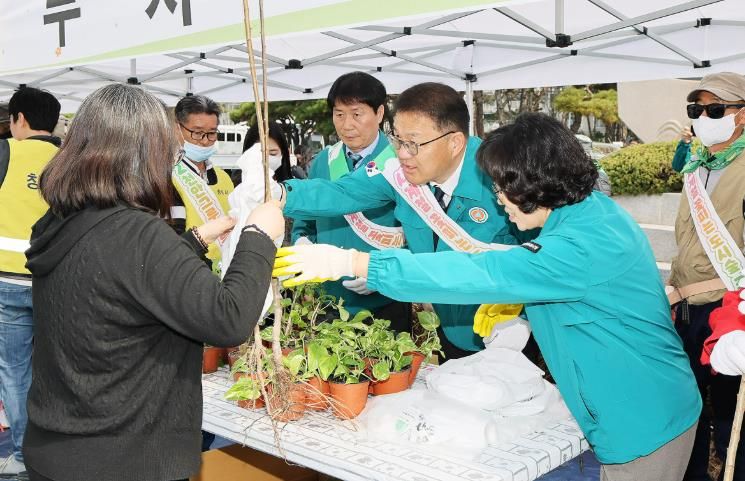 창원특례시, 봄맞이 시민 나무 나누어주기 행사 성료