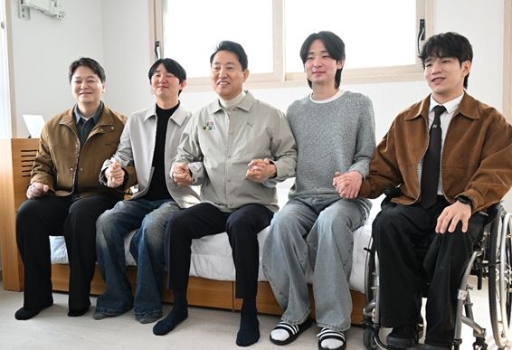 27일(금) 서해수호의 날을 맞아 위국헌신청년주택을 찾은 오세훈 서울시장이 부상제대군인들과 기념사진을 촬영하고 있다.