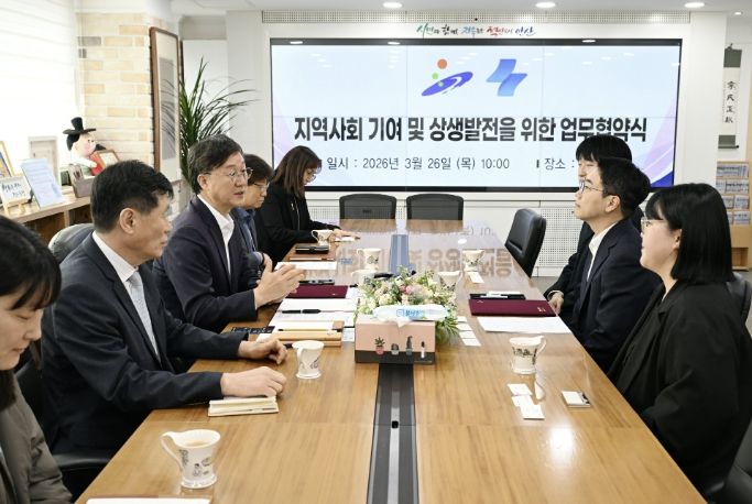 이민근 안산시장(왼쪽 세번째)이 26일 안산시청에서 (주)쏘카 관계자와 '지역사회 기여 및 상생발전 업무협약'을 진행하고 있다.