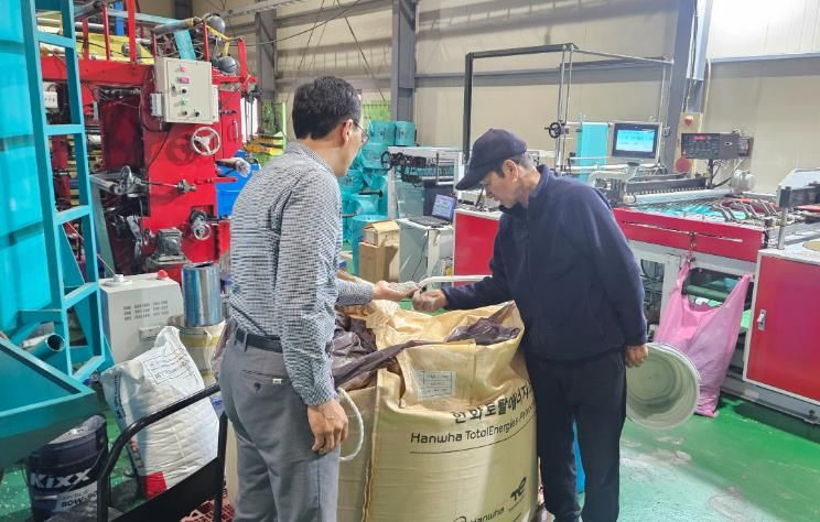 영주시 종량제봉투 생산업체를 방문해 조기 공급을 요청하고 원료 점검을 실시하고 있다