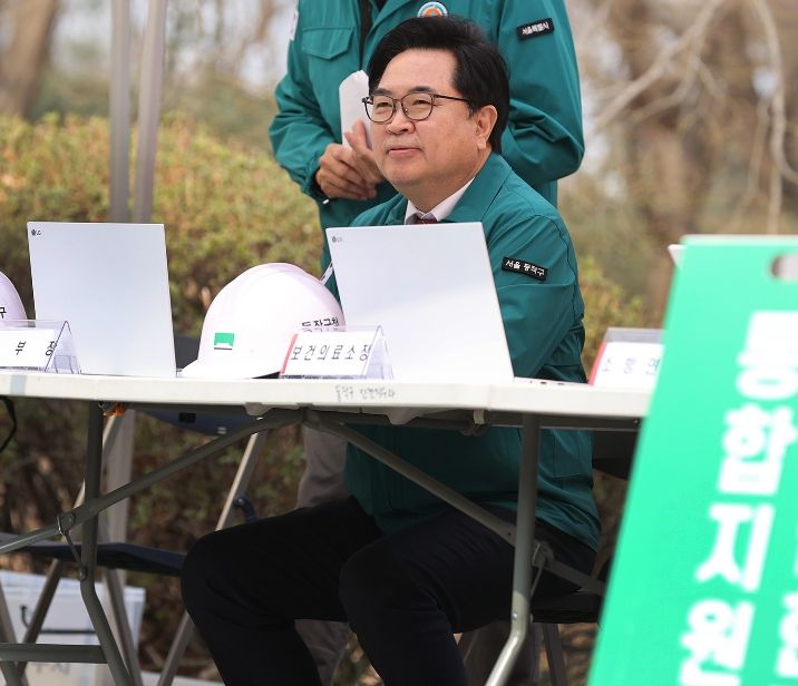 박일하 동작구청장이 지난 27일 현충원 내 서달산 일대에서 ‘유관기관 합동 산불대응 모의훈련’에 참여하고 있다.