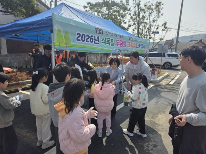 진도군, 식목일 맞아 무궁화 식재와 초화류 나눔 행사 개최