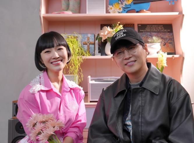 고흥군, 가수 자두와 손잡고 관광브랜드 프로젝트 추진... 지자체×대중음악 역대급 콜라보 (1) - 왼쪽부터 가수 자두, 작곡가 안영민(로코베리)