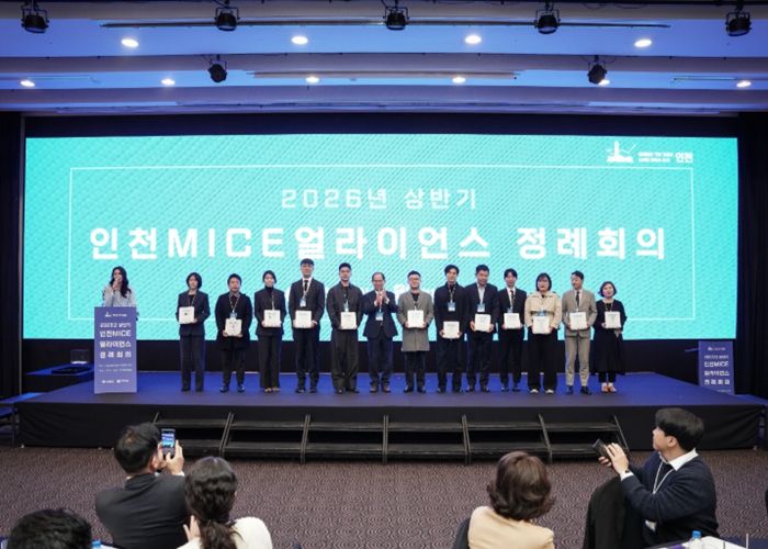 2026년 신규 회원사(12개사) 명패 수여 기념촬영