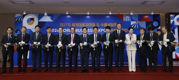 진교훈 서울 강서구청장(왼쪽 일곱 번째)이 31일(화) 코엑스 마곡에서 ‘한국 비즈니스 엑스포 강서’와 연계해 열린 ‘전시·수출 상담회’ 개막식에 참석해 내빈들과 테이프 커팅을 하고 있다.