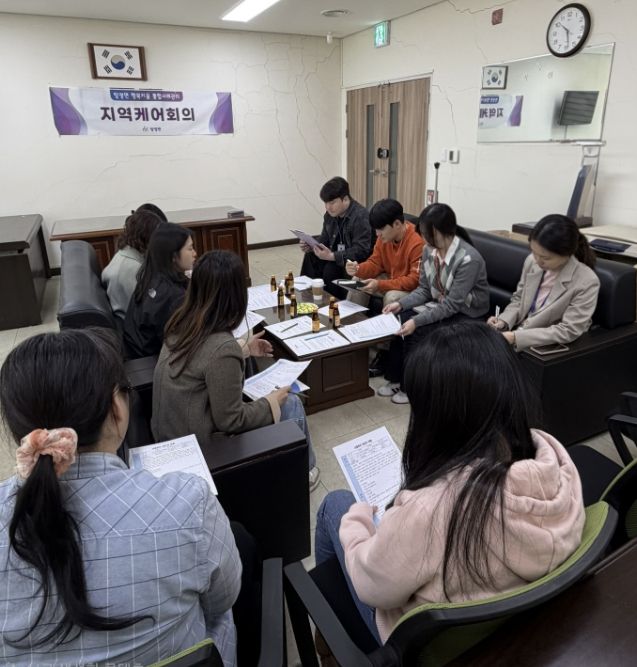 탕정면 지역케어회의 참석자들이 위기가구 지원 방안을 논의하고 있다.