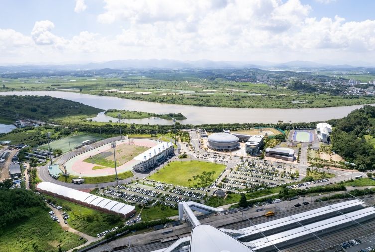 국내에서 유일하게 KTX·SRT 나주역과 연결돼 최고의 교통 인프라를 보유한 나주종합스포츠파크. 영산강변에 위치해 빼어난 풍광을 자랑한다.