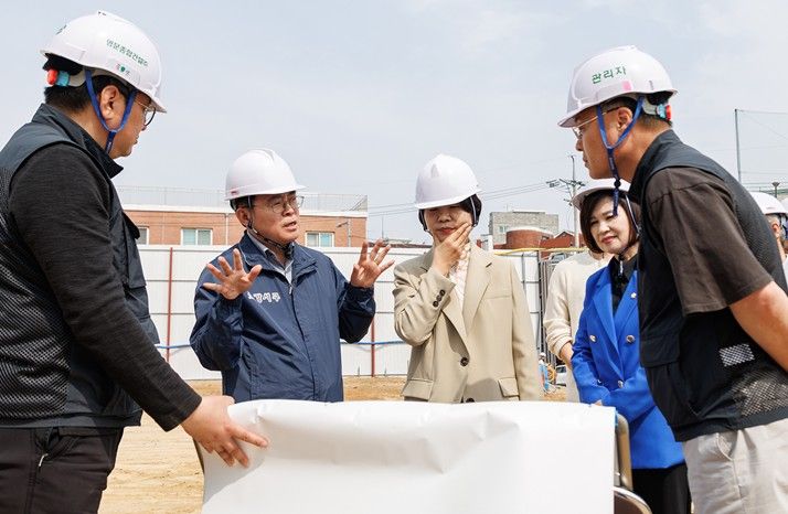 진교훈 강서구청장(왼쪽 두 번째)이 3일 ‘화곡초 복합화 지하공영주차장’ 공사 현장을 찾아 안전관리 방안을 점검하고 있다.
