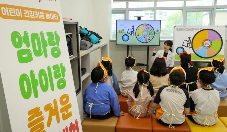 대전 대덕구가 6일 어린이들의 건강한 식습관 형성을 위해 운영한 ‘엄마랑 아이랑 즐거운 요리체험’ 1회차 프로그램을 진행하고 있다.