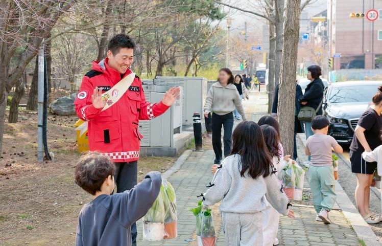 인천 중구, 제81회 식목일 기념 ‘나무 나누어주기 행사’ 성료