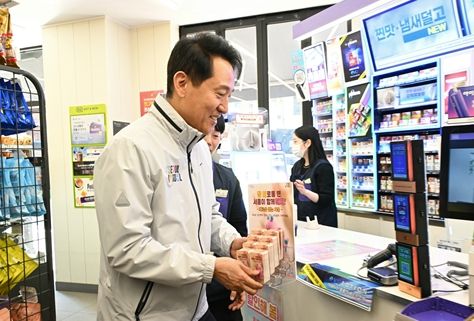 오세훈 서울시장이 7일(화) CU(씨유) 마로니에점에 ‘외로움 없는 서울’ 포토카드를 비치하고 있다.