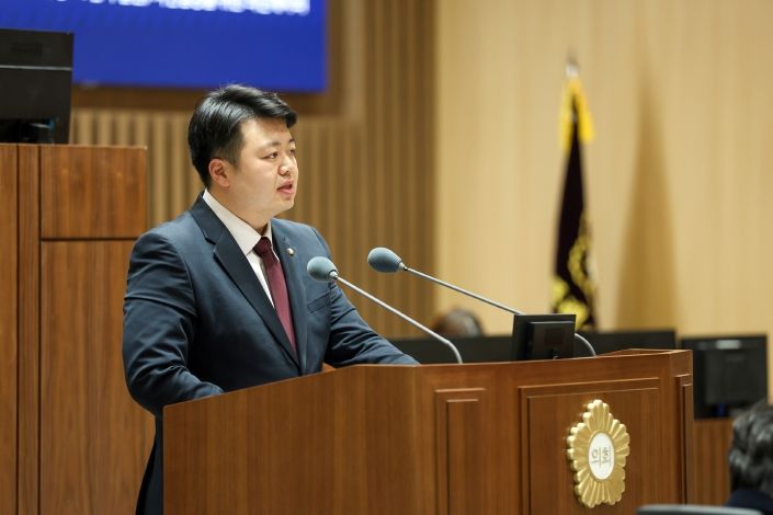 배지환 수원특례시의회 의원이 제400회 임시회 제2차 본회의에서 5분 자유발언을 하고 있다.