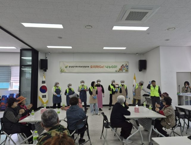 여주시 중앙동지역사회보장협의체, 취약계층 위한 '요리하고 나누고' 무료급식 행사 개최