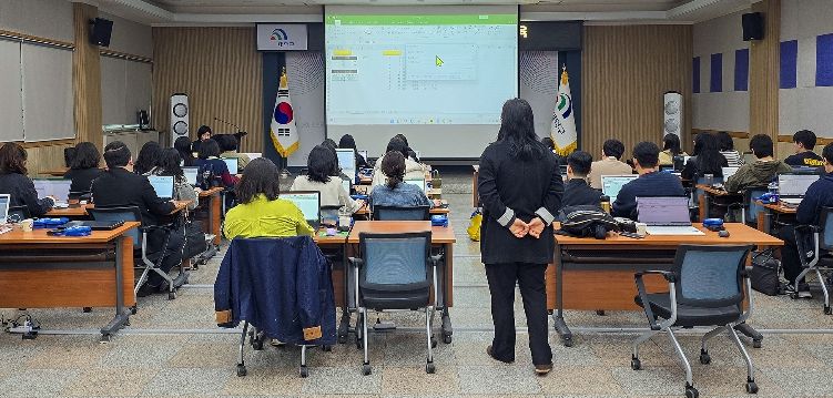 대전 대덕구가 8~9일 직원들의 디지털 행정 역량 강화를 위해 한글·엑셀·AI를 연계한 직무교육을 추진했다. 사진은 구청 대회의실에서 직원들이 교육을 듣고 있다.