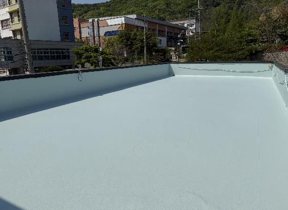 지난해 어린이집 옥상에 쿨루프 시공을 완료한 모습
