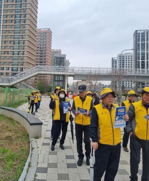 파주시 운정6동 실버경찰대봉사단, 에너지 절약 실천을 위한 거리 홍보 전개